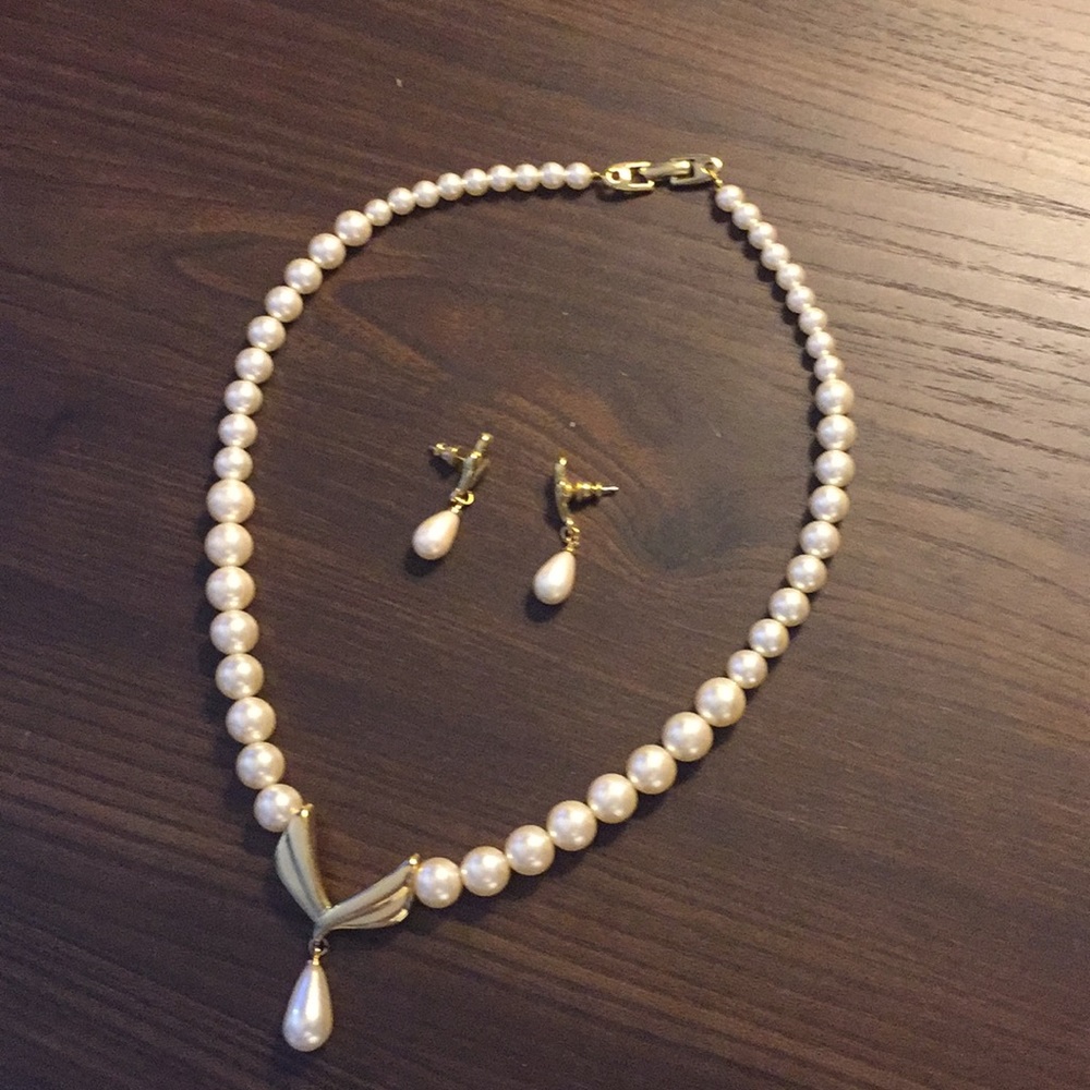 Necklace and earrings set